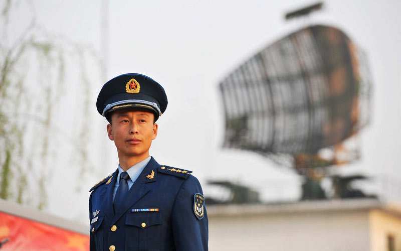 余红春作品：站长成柱