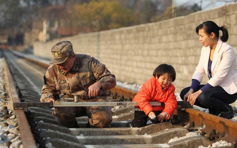 凌耀南作品：铁路尽头是我家