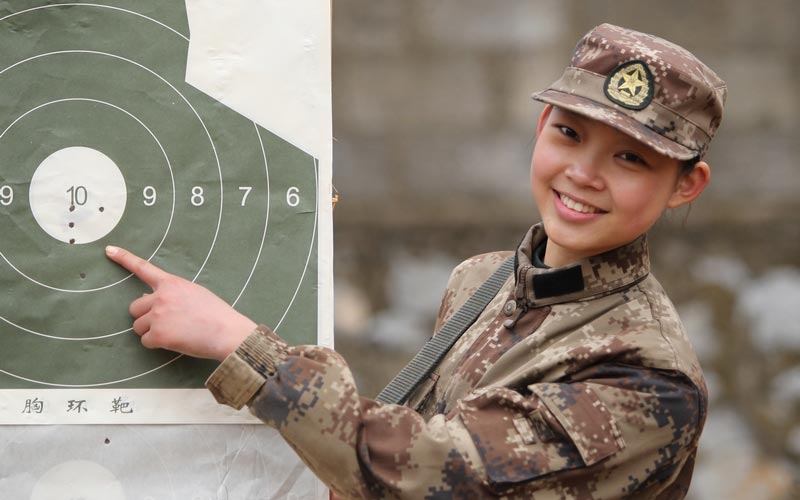 凌耀南作品：新兵郎悦 军旅人生第一枪