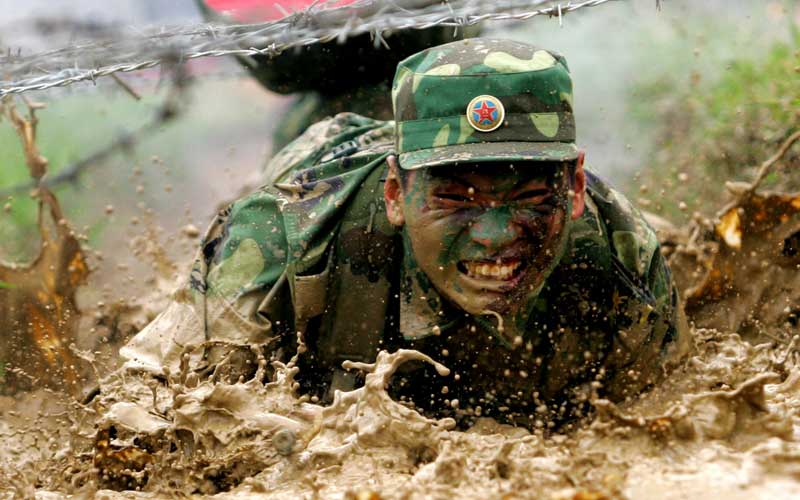 凌耀南作品：砺钢铁意志