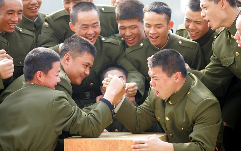 凌耀南作品：快乐新兵营