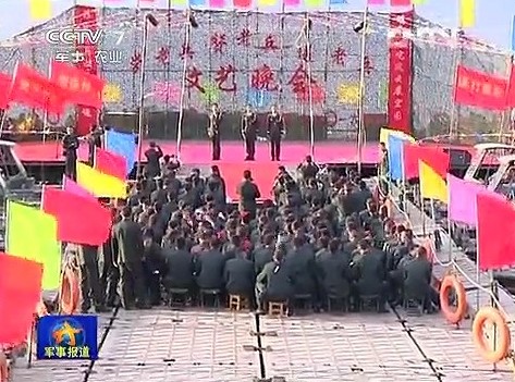 退役老兵秀绝活文艺舞台话离别