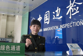 &ldquo;法律专家&rdquo;靓警花 戎装挂帅写芳华