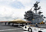 X-47B上舰遛弯 准备航母起降