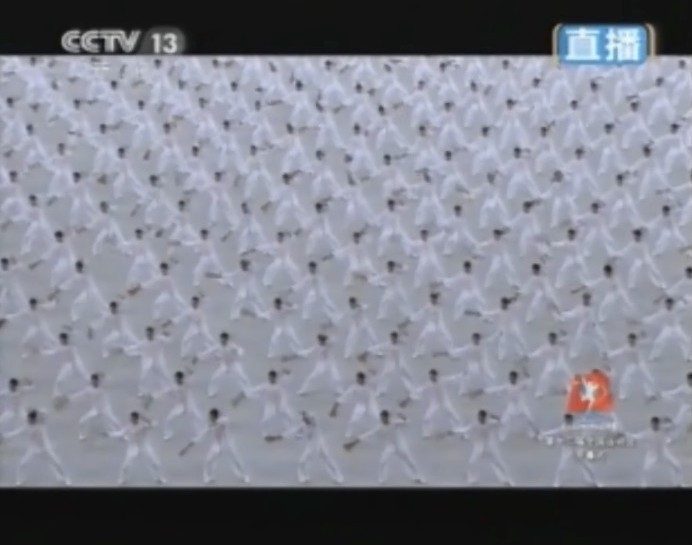 辽宁武警800名战士太极扇表演