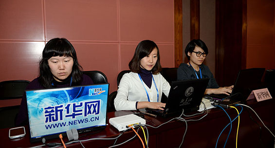新华网直播小组在北京航天飞行控制中心就位