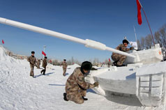 驻疆解放军雪雕坦克与航母栩栩如生