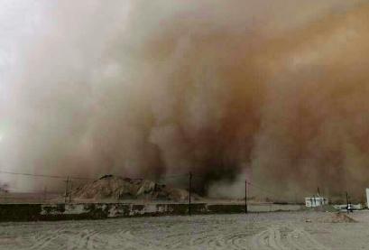 青海格尔木遭沙尘暴袭击 沙墙遮天蔽日