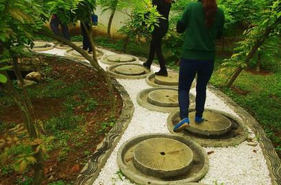 广西大新用百年民俗文物铺路