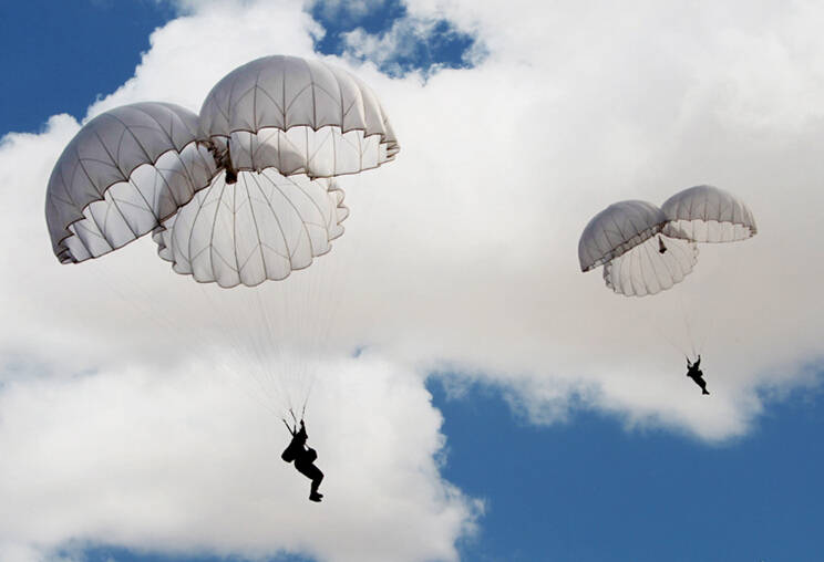 PLA's airborne troops hold parachuting training