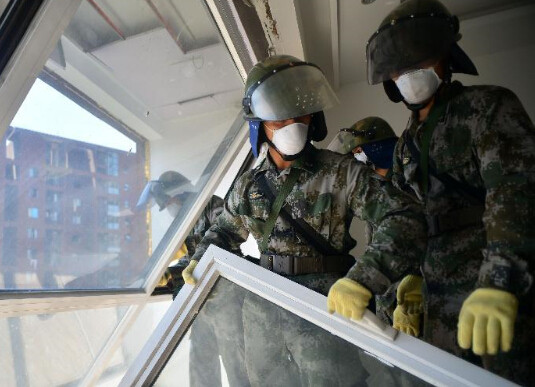 PLA soilders clear off stuff at risk near Tianjin's explosion site