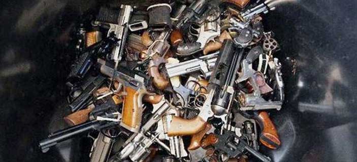 美国51岁男子私藏近万枪支 警方4辆拖车搬运