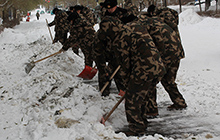 黑龙江呼玛边防大队官兵紧急疏通道路抗击冰雪