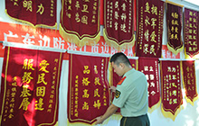 广东湛江边防上士陈登阳和他的27面锦旗