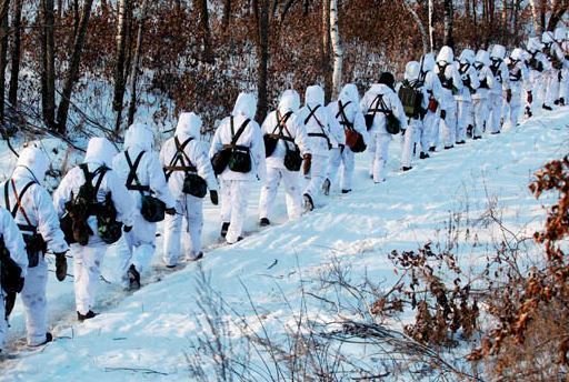 Border defense soldiers conduct training in severe cold