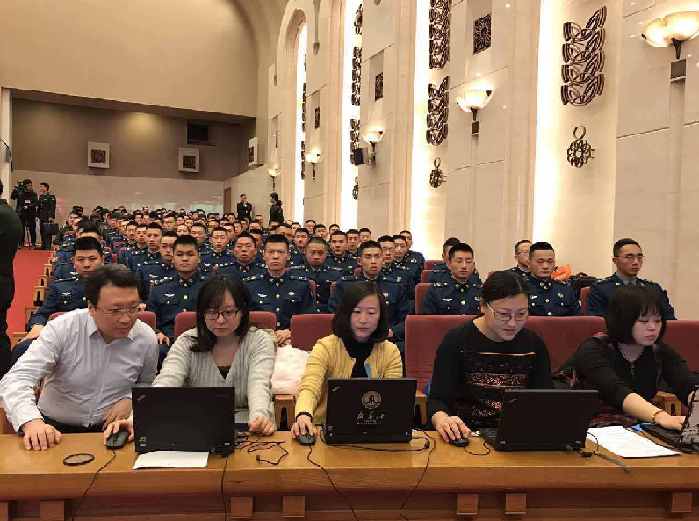 新华网对报告会进行全程图文直播