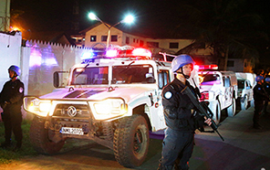 夜巡路上中國維和警察武裝捍衛和平