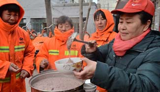 Volunteers distribute Laba porridge in N China's Hebei