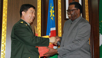 Namibia's President presents gift to Chinese DM in Windhoek