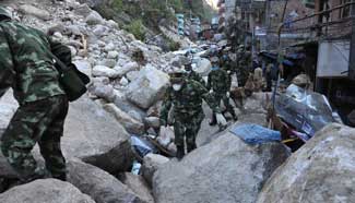 China's traffic rescue team coutinue work in quake-hit Nepal