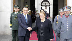 Premier Li holds talks with Chilean President Michelle Bachelet