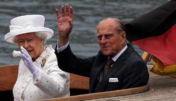 British queen takes boat trip in state visit to Germany