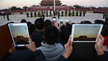 Photographer captures China's love affair with cellphones