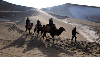 Tourists visit Mingsha Mountain in NW China's Dunhuang
