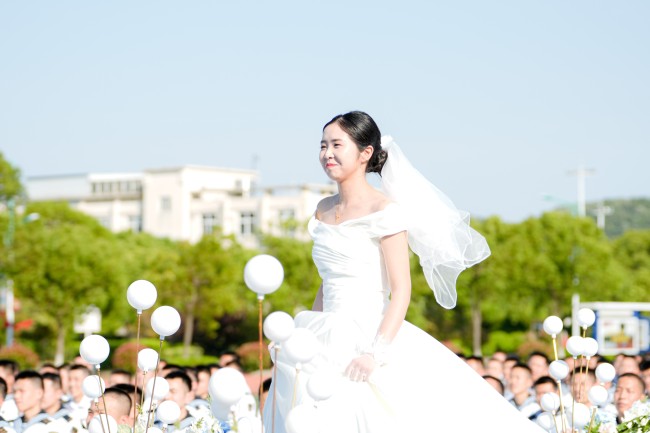 碧海为盟，战舰为誓——军港集体婚礼镌刻家国深情