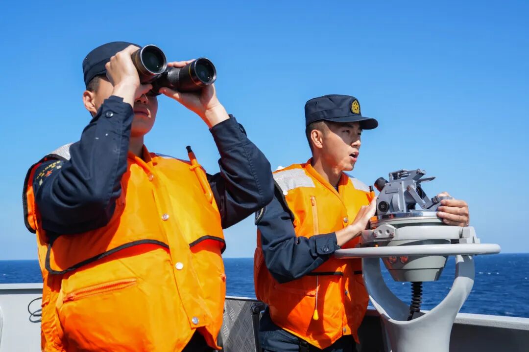 图为舱面观测人员测报方位距离01。杨云翔 摄.JPG