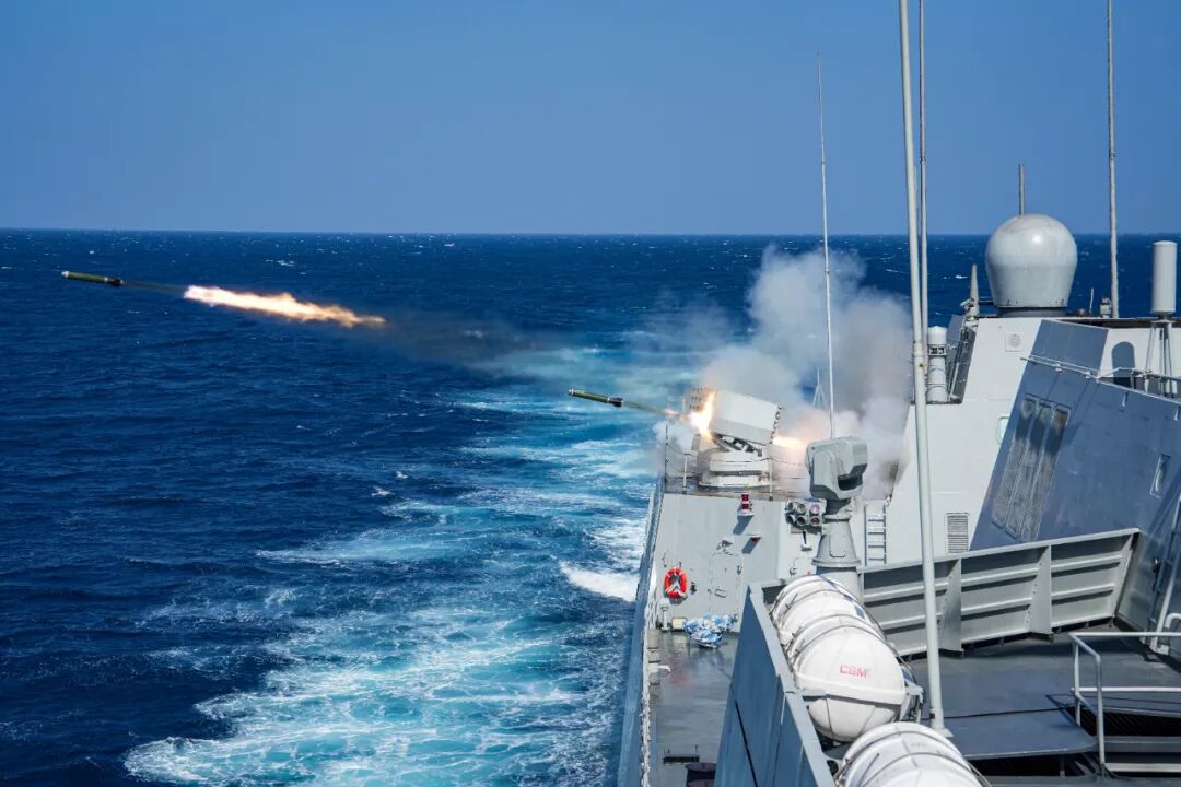 图为对空防御专项训练期间，大连舰向来袭目标实射多枚干扰弹01。杨云翔 摄.jpg
