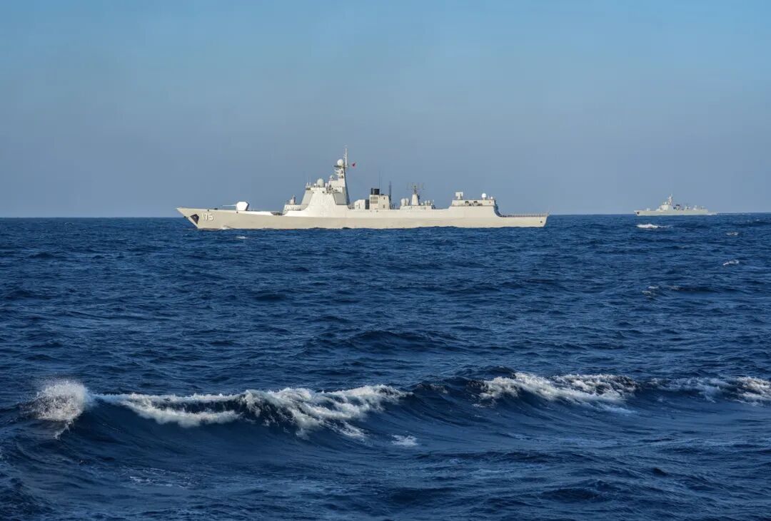 图为对空防御专项训练期间，编队各舰占领阵位，组成战术队形02。杨云翔 摄.JPG