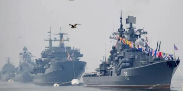 俄举行海军节阅兵式 普京出席并讲话