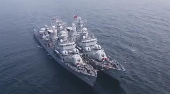 海军某训练舰支队黄海海域协同训练