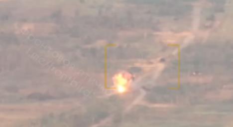 现场画面！俄媒曝光英供乌“挑战者-2”坦克被导弹击毁瞬间，火光四射