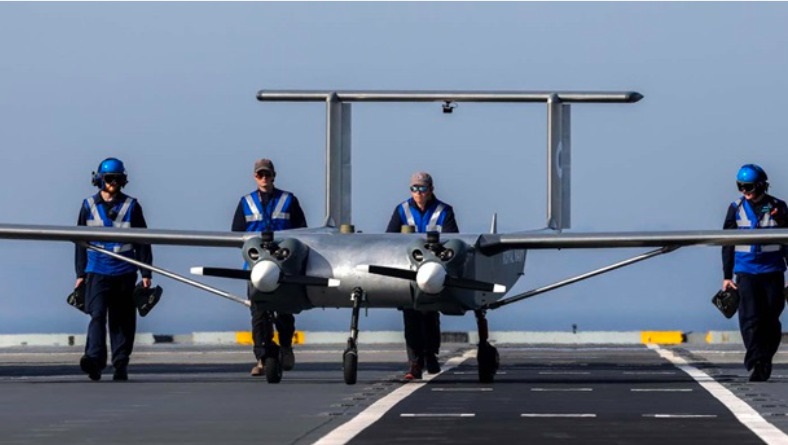英媒：固定翼无人机首次降落英国航母