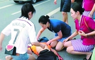 广州：下班路上遇车祸伤者 空姐跪地抢救半小时