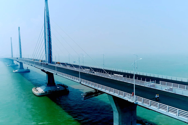 邮储银行积极支持国家重大项目建设。图为邮储银行参与融资支持的港珠澳大桥。