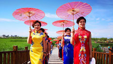 甘肃戈壁湿地公园上演旗袍秀展示传统美
