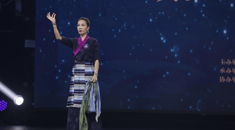 选手展示牦牛绒产品