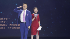 退伍军人向大家敬礼致意