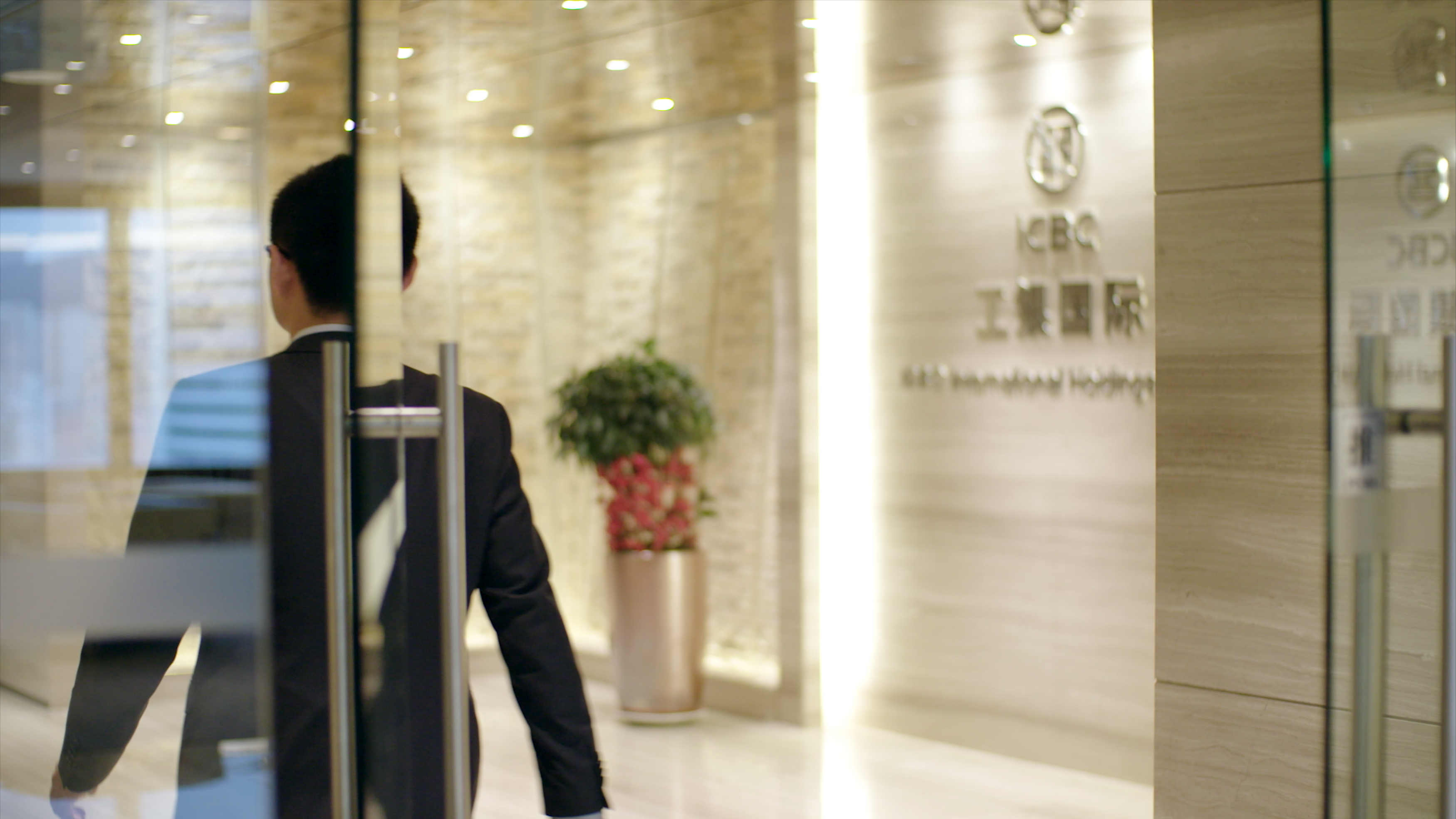 人才优势 以人为本