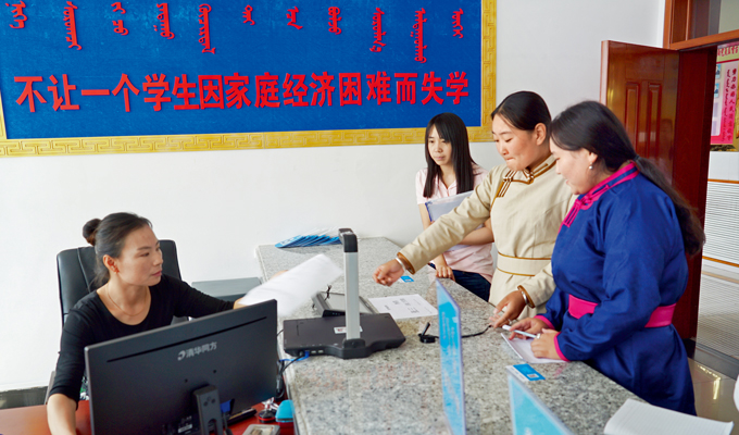 内蒙古锡林郭勒盟学生正在签署国开行生源地信用助学贷款电子合同