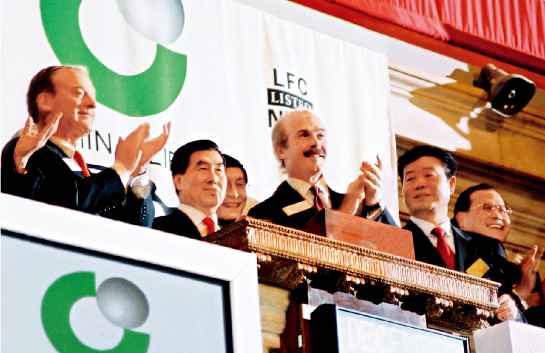2003年，中国人寿保险股份有限公司在纽约、香港两地同步上市