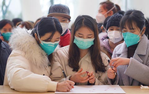 医护人员踊跃报名，积极投身抗疫一线战斗中。