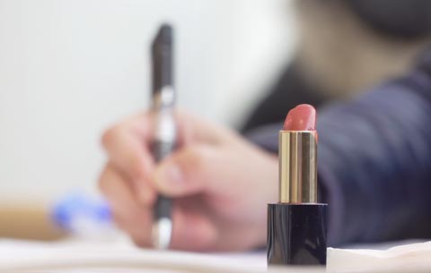 口红做印泥，白衣做戎装