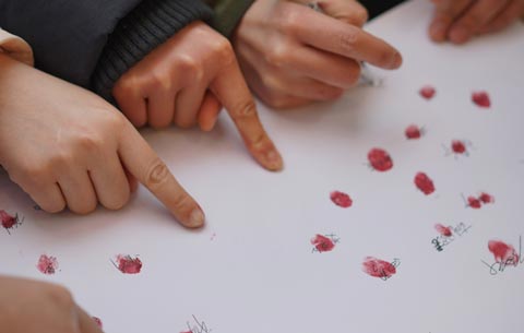 医护人员按下决心的手印，积极投身抗疫战斗。