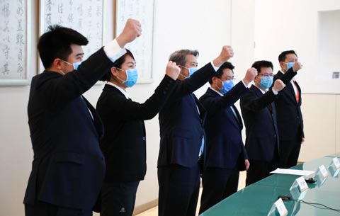 出征誓师大会上，泰康保险集团高管鼓舞士气