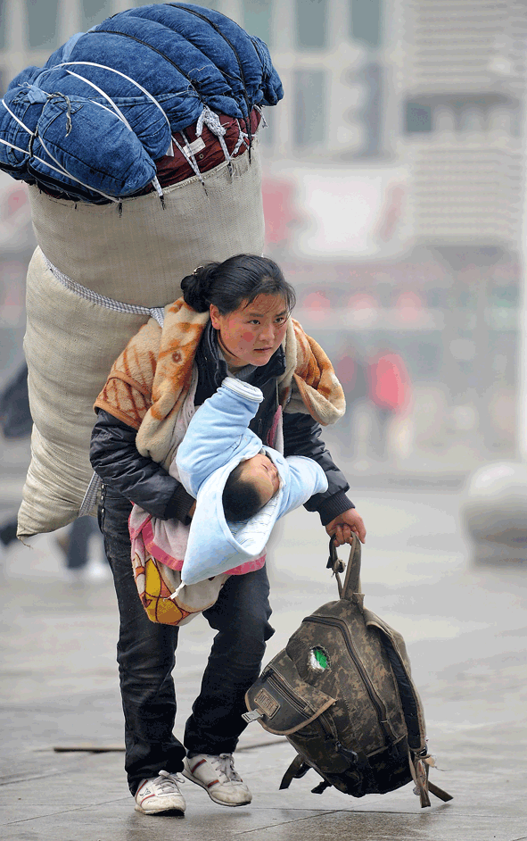 2010年1月30日，春运母亲巴木玉布在南昌火车站匆忙赶车