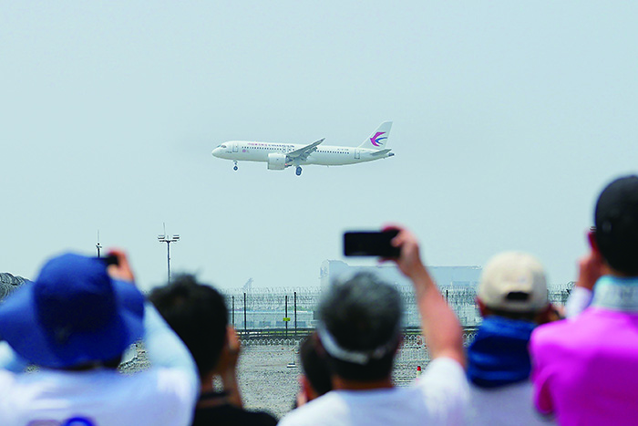 C919大型客机圆满完成首次商业飞行